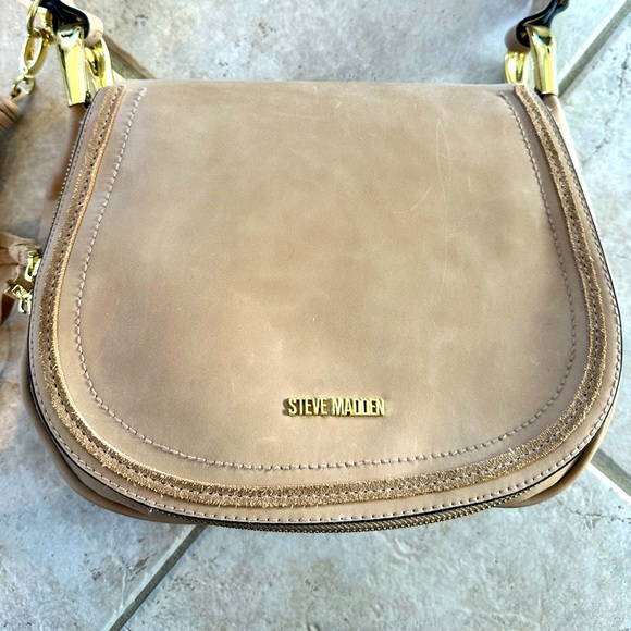 Sandy/Tan Steve Madden Purse with Gold Hardware - Picture 2 of 9